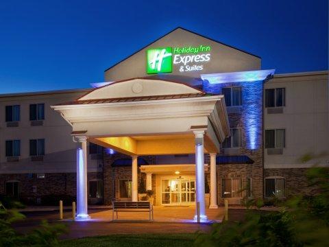 Holiday Inn Express & Suites Clinton By Ihg Exterior photo